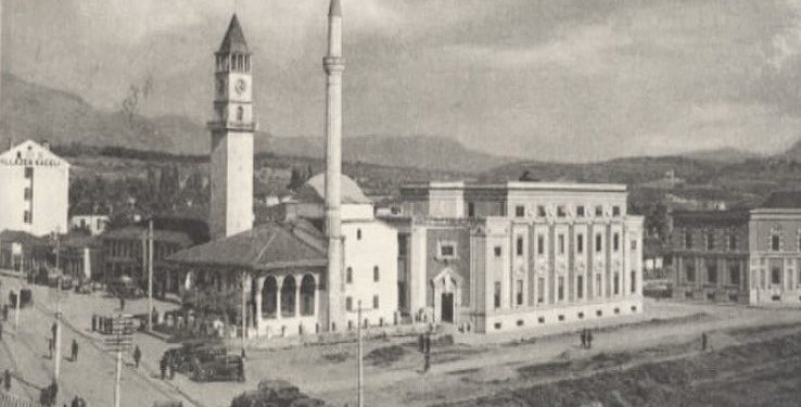 Fotografi me pamje të ndryshme të Tiranës 1917-1993