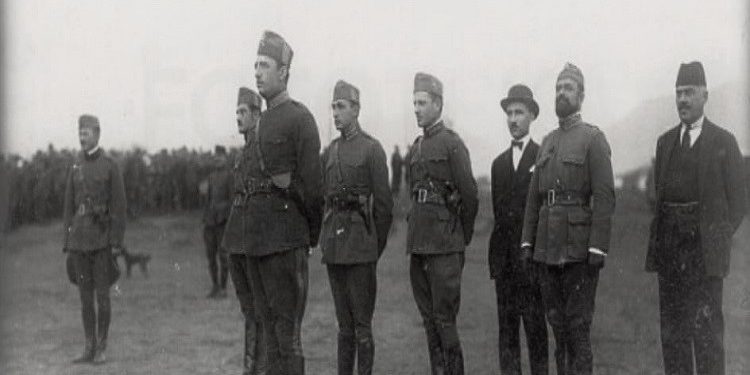 Pamje nga paradat ushtarake të organizuara në Tiranë me pjesëmarrjen e president Ahmet Zogu dhe autoriteteve të kohës në vitet 1926-1927
