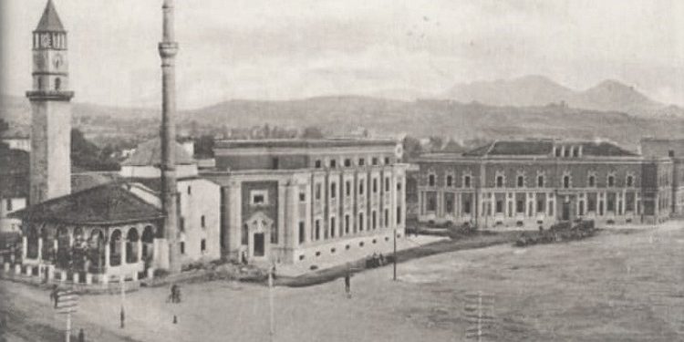 Fotografi me pamje të ndryshme të Tiranës 1917-1993