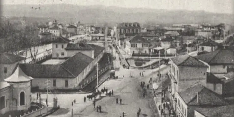 Fotografi me pamje të ndryshme të Tiranës 1917-1993