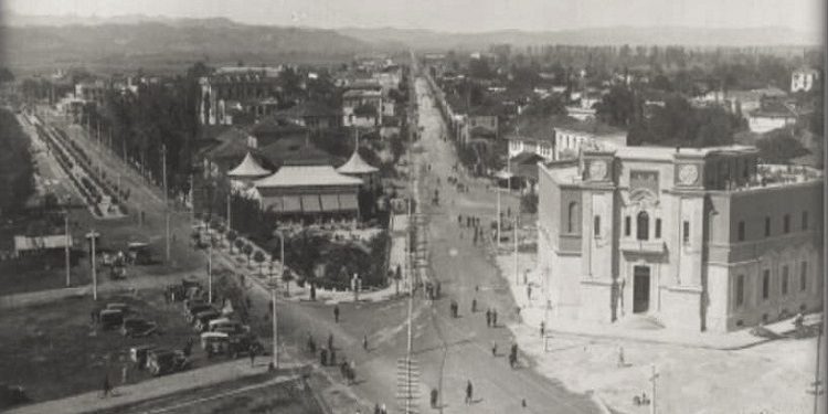 Fotografi me pamje të ndryshme të Tiranës 1917-1993