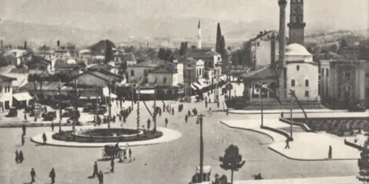 Fotografi me pamje të ndryshme të Tiranës 1917-1993