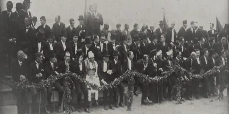 Pamje nga paradat ushtarake të organizuara në Tiranë me pjesëmarrjen e president Ahmet Zogu dhe autoriteteve të kohës në vitet 1926-1927