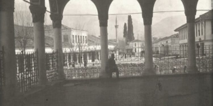 Fotografi me pamje të ndryshme të Tiranës 1917-1993