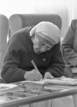 “Kur Nënë Tereza, shkoi në malësitë e Pukës, për të vizituar motrat e veta dhe në shenjë respekti, hoqi kryqin nga qafa e, ja  dhuroi hoxhës, Hafiz Elezit, ai i tha…”/ Refleksionet e studiuesit të njohur