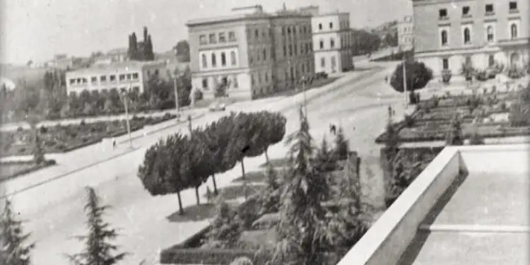 Fotografi me pamje të ndryshme të Tiranës 1917-1993