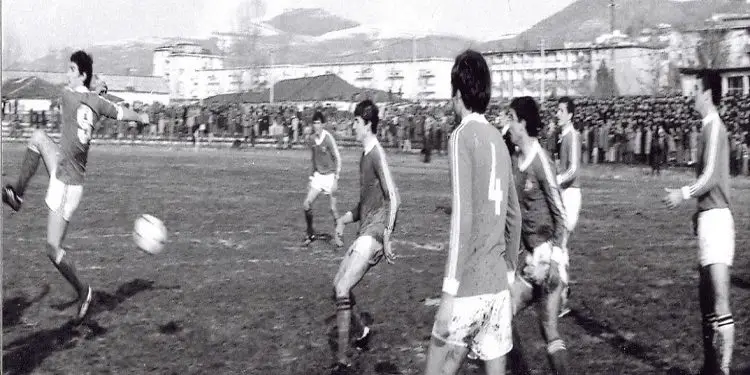 “Në hetuesinë e Beratit, pashë mbi 50 tifozë të arrestuar, që i mbanin me një këmbë dhe…”? Dëshmia e rrallë e arbitrit të “betejës” ‘Dinamo’ – ‘Naftëtari’, e 5 qershorit ’88, që alarmoi Tiranën
