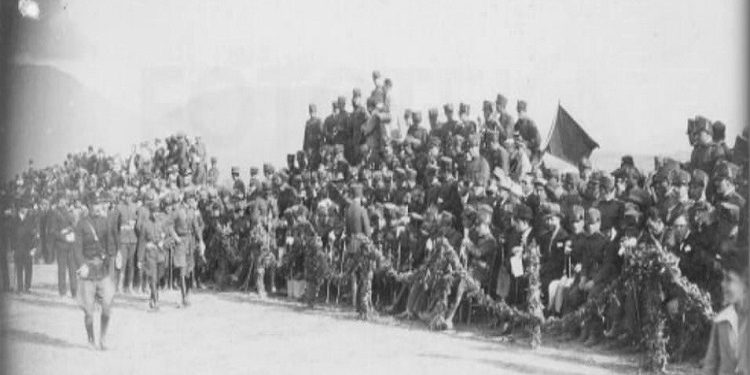 Pamje nga paradat ushtarake të organizuara në Tiranë me pjesëmarrjen e president Ahmet Zogu dhe autoriteteve të kohës në vitet 1926-1927