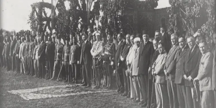 Pamje nga paradat ushtarake të organizuara në Tiranë me pjesëmarrjen e president Ahmet Zogu dhe autoriteteve të kohës në vitet 1926-1927