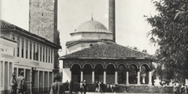 Fotografi me pamje të ndryshme të Tiranës 1917-1993