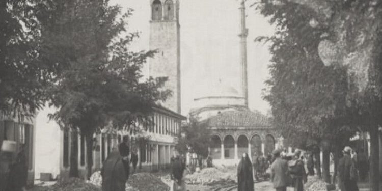 Fotografi me pamje të ndryshme të Tiranës 1917-1993
