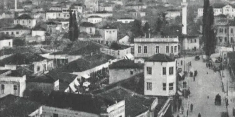 Fotografi me pamje të ndryshme të Tiranës 1917-1993