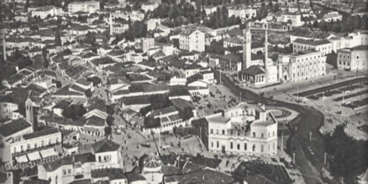 Fotografi me pamje të ndryshme të Tiranës 1917-1993
