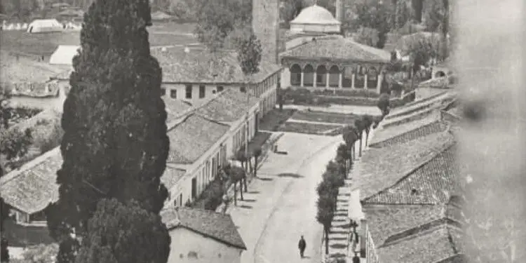 Fotografi me pamje të ndryshme të Tiranës 1917-1993