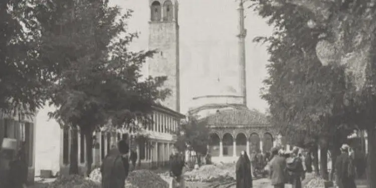 Fotografi me pamje të ndryshme të Tiranës 1917-1993