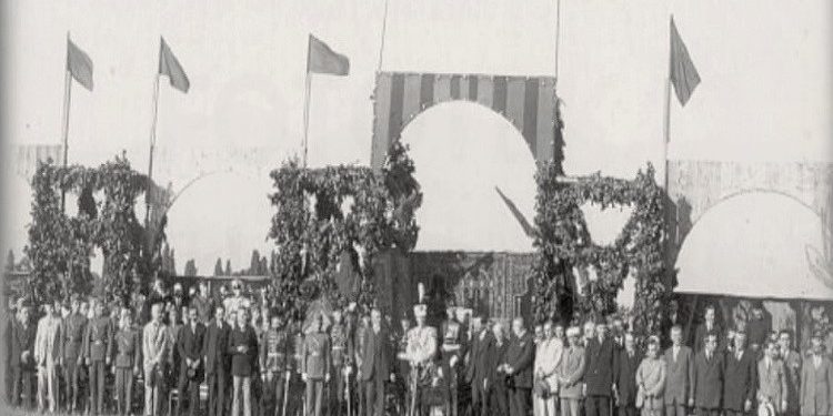 Pamje nga paradat ushtarake të organizuara në Tiranë me pjesëmarrjen e president Ahmet Zogu dhe autoriteteve të kohës në vitet 1926-1927