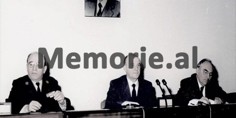 “Kam 40 vjet punë dhe s’kam asnjë lekë në bankë, të ble mobiliet, frigoriferin, lavatriçen, etj., pasi e dorzova vilën e shtetit, por të paktën, t’i paguaj me…”/ Fjala e Hekuran Isait, në Byro, mars ‘91