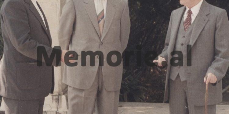 “Kam 40 vjet punë dhe s’kam asnjë lekë në bankë, të ble mobiliet, frigoriferin, lavatriçen, etj., pasi e dorzova vilën e shtetit, por të paktën, t’i paguaj me…”/ Fjala e Hekuran Isait, në Byro, mars ‘91