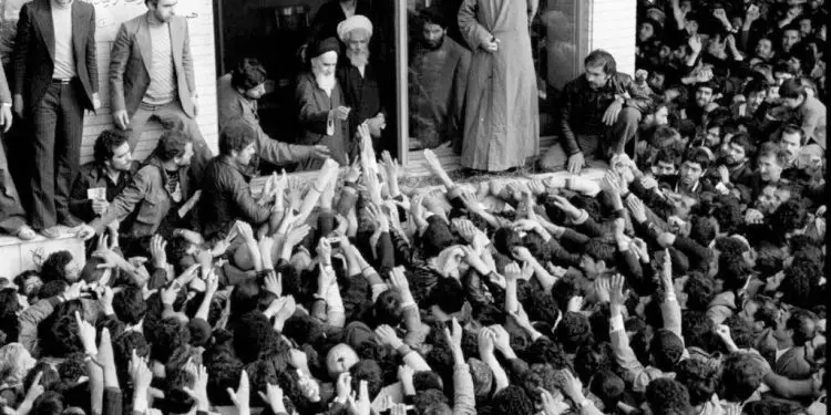 “Ne e dimë se, Hua Kuo Feni, kur u kthye nga Beogradi, ndaloi në Teheran, bisedoi e hëngri bukë me Shahun e Iranit, Palehvin, kur në rrugët e atij qyteti…”/ Ditari politik i Enver Hoxhës, në ’79-ën