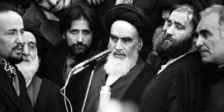 “Ne e dimë se, Hua Kuo Feni, kur u kthye nga Beogradi, ndaloi në Teheran, bisedoi e hëngri bukë me Shahun e Iranit, Palehvin, kur në rrugët e atij qyteti…”/ Ditari politik i Enver Hoxhës, në ’79-ën