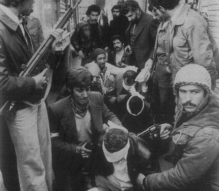 “Hua Kuo Feni, kryetar i Kinës ‘socialiste’, bisedonte shtruar në pallatin e Shahut, kurse SAVAK-u, vriste në masë popullin dhe patriotët iranianë, mirëpo Phalevi ra nga fiku e…”/ Ditari politik i Enverit në ’79-ën