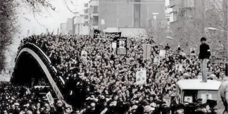 “Ne e dimë se, Hua Kuo Feni, kur u kthye nga Beogradi, ndaloi në Teheran, bisedoi e hëngri bukë me Shahun e Iranit, Palehvin, kur në rrugët e atij qyteti…”/ Ditari politik i Enver Hoxhës, në ’79-ën