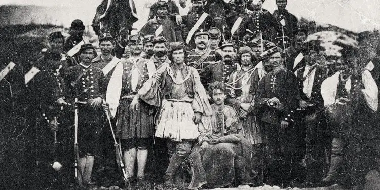 “Gruaja sapo pa thikën, i ra zali, greku i rrëmbeu foshnjën nga duart, ajo ulëriti, ajy plasi foshnjën përdhe dhe zuri pas zakonit që kanë grekërit, ta ç’nderonjë…”/ Libri i priftit nga Përmeti, i vitit 1917