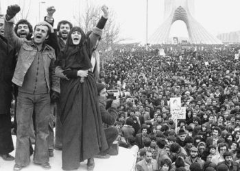 “Në kryeqytetin e Iranit, ‘Rojat e Revolucionit’, sulmuan ambasadën amerikane, zunë rob titullarin, 60 nëpunës dhe 19 roja marinsa, të cilët ngritën duart…”/ Ngjarjet e vitit 1979