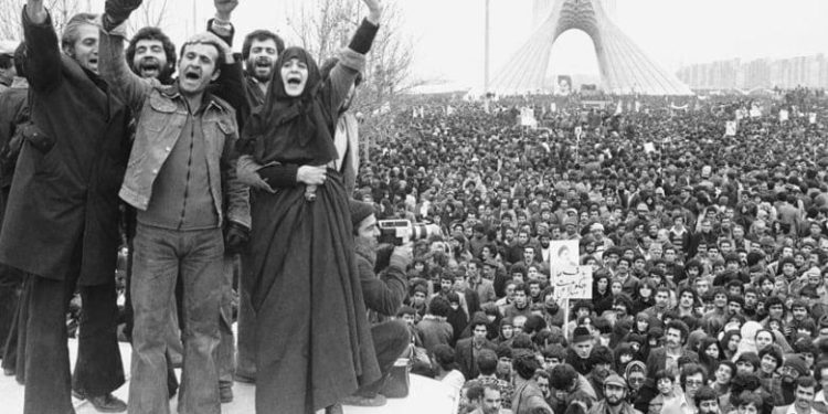 “Në kryeqytetin e Iranit, ‘Rojat e Revolucionit’, sulmuan ambasadën amerikane, zunë rob titullarin, 60 nëpunës dhe 19 roja marinsa, të cilët ngritën duart…”/ Ngjarjet e vitit 1979