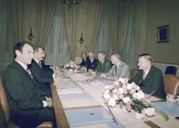 “Ne e dimë se, Hua Kuo Feni, kur u kthye nga Beogradi, ndaloi në Teheran, bisedoi e hëngri bukë me Shahun e Iranit, Palehvin, kur në rrugët e atij qyteti…”/ Ditari politik i Enver Hoxhës, në ’79-ën