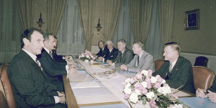 “Ne e dimë se, Hua Kuo Feni, kur u kthye nga Beogradi, ndaloi në Teheran, bisedoi e hëngri bukë me Shahun e Iranit, Palehvin, kur në rrugët e atij qyteti…”/ Ditari politik i Enver Hoxhës, në ’79-ën