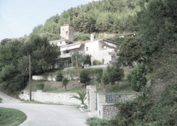 “Në Paramithi, mbi gropën, ku ishin hedhur trupat e 600 viktimave të gjenocidit grek, të qershorit 1944, është shtruar një fushë basketbolli dhe…”/ Rrëfimi tronditës, pas vizitës në Çamëri!