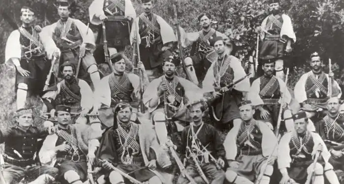 “Ismail Qemali, në vend që të përkujdesej për krijimin e një Xhandarmërie ose trupi ushteriak, u muar me çështjet e bankës dhe tramvajve…”/ Libri i priftit nga Përmeti në 1917-ën