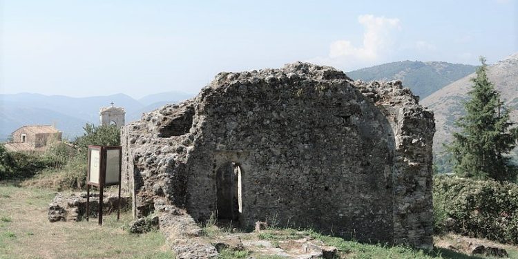 “Më lidhni sitë, – më thotë shpesh nëna ime, – e më lëshoni në Qafën e Botës, e gjej vetë vendin tënë dhe po të jetë natë, se…”/ Reportazh; “Çamëria”, dhimbje që e mbart me vete…!