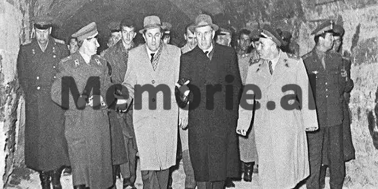 “Enver Hoxha, pa arsim ushtarak dhe pa përvojë lufte, s’kishte drejtuar asnjëherë një repart ushtarak në luftim, me intelekt mediokër dhe frikacak, u fsheh…”/ Refleksionet e gjeneralit të njohur