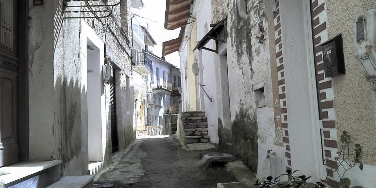 “Më lidhni sitë, – më thotë shpesh nëna ime, – e më lëshoni në Qafën e Botës, e gjej vetë vendin tënë dhe po të jetë natë, se…”/ Reportazh; “Çamëria”, dhimbje që e mbart me vete…!