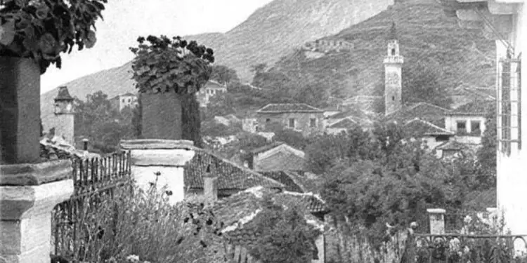 “Në Paramithi, mbi gropën, ku ishin hedhur trupat e 600 viktimave të gjenocidit grek, të qershorit 1944, është shtruar një fushë basketbolli dhe…”/ Rrëfimi tronditës, pas vizitës në Çamëri!