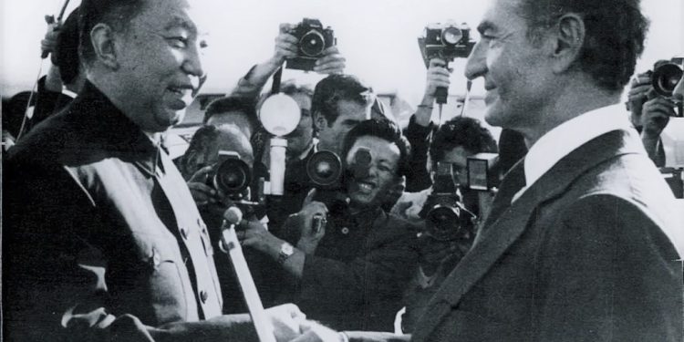 “Hua Kuo Feni, kryetar i Kinës ‘socialiste’, bisedonte shtruar në pallatin e Shahut, kurse SAVAK-u, vriste në masë popullin dhe patriotët iranianë, mirëpo Phalevi ra nga fiku e…”/ Ditari politik i Enverit në ’79-ën