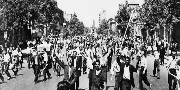 “Fitorja e Mosadekut dhe partisë ‘Tudeh’ në Iran, që mbështetet nga Moska e detyroi Shahun Palevi, të largohet për në Romë, por ndërhyri CIA…”/ Ditari politik sekret i Enver Hoxhës, në ‘79-ën