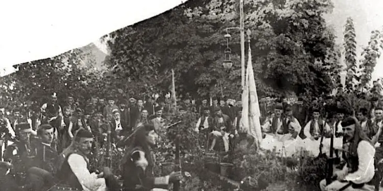 “Mbledhja e Lurës më 27 gusht ‘43, ku morën pjesë Mit’hat Frashëri, Abaz Kupi, Muharrem Bajraktari, Fiqiri Dine, Hysni Dema, Miftar Kaloshi dhe…”/ Historia e panjohur e “parlamenteve” të Dibrës