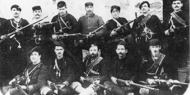 “Gruaja sapo pa thikën, i ra zali, greku i rrëmbeu foshnjën nga duart, ajo ulëriti, ajy plasi foshnjën përdhe dhe zuri pas zakonit që kanë grekërit, ta ç’nderonjë…”/ Libri i priftit nga Përmeti, i vitit 1917