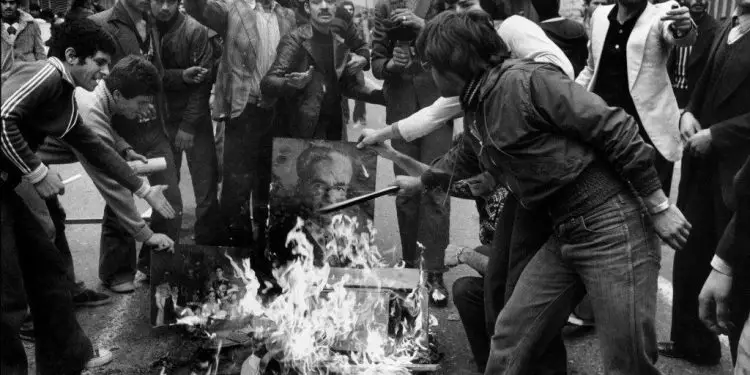 “Hua Kuo Feni, kryetar i Kinës ‘socialiste’, bisedonte shtruar në pallatin e Shahut, kurse SAVAK-u, vriste në masë popullin dhe patriotët iranianë, mirëpo Phalevi ra nga fiku e…”/ Ditari politik i Enverit në ’79-ën
