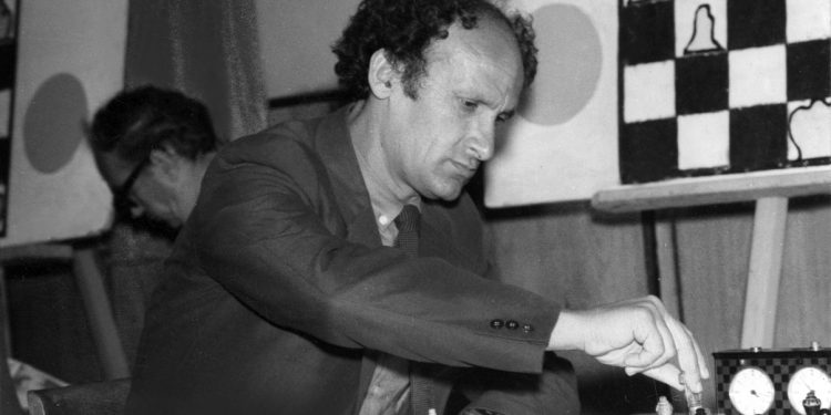 “At the World Olympics in ‘Zigen ’70’, when our team refused to play against South Africa, the Germans softened it, saying that the Albanian chess players fell asleep, but…” / Unknown history of boycotts