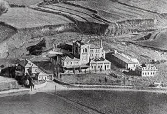 “Pasi na ktheu UDB-ja, në Peshkopi, në Degën e Brendshme, na priti vetë Kadri Hazbiu, i cili i goditi vëllezërit, kurse ne dy vajzat e reja…”/ Historia tronditëse e familjes Agolli nga Maqellara