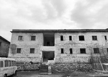 “Komandanti i kampit të Fabrikës së Çimentos në Elbasan, Hysen Kapllanaj, njeri rigoroz, kurse komisari, Niko Kolitari, ose ‘Zgërbonja’, simbol i ligësisë dhe…”/ Libri i ish-të burgosurit Agim Musta