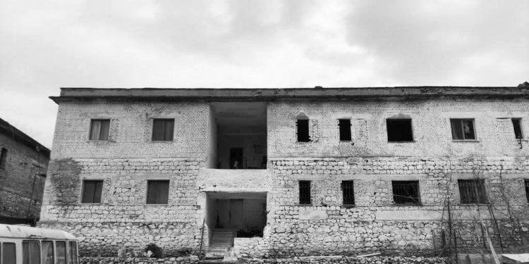 “Komandanti i kampit të Fabrikës së Çimentos në Elbasan, Hysen Kapllanaj, njeri rigoroz, kurse komisari, Niko Kolitari, ose ‘Zgërbonja’, simbol i ligësisë dhe…”/ Libri i ish-të burgosurit Agim Musta