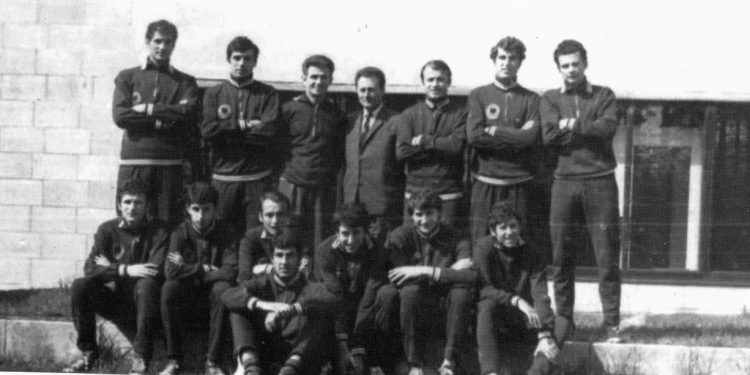 “Basketbollisti i famshëm, njeriu i koshit magjik, në prillin e 71-it, kundër ‘Partizani’-t, që u arrestua nga Sigurimi, për revistat italiane me….”/ Historia e panjohur Land Topallit, që punoi në lulishtet e Tiranës