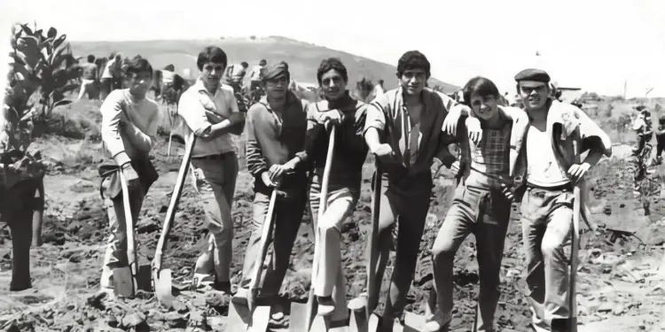 “Nexhipi me Demirin, ushtarë në Vlorë, pinë gjak dhe u bënë byrazerë, por kur u takuan vite më vonë në shtëpinë e Demirit, nëna e tij u tha…”/ Historia tronditëse e familjes nga Shalsi Elbasanit