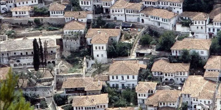 “Ishte një moment i sikletshëm në Elbasan, kur nga grupi ynë filluan të këndojnë e të kërcejnë me ‘Tuca tuca’, të Raffaella Carrà-s, por një partiak…”/ Reportazhi i fotografit italian, në ’82-in