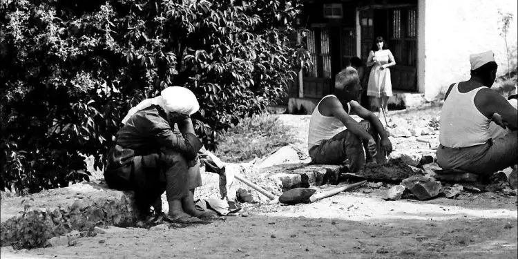 “Ishte një moment i sikletshëm në Elbasan, kur nga grupi ynë filluan të këndojnë e të kërcejnë me ‘Tuca tuca’, të Raffaella Carrà-s, por një partiak…”/ Reportazhi i fotografit italian, në ’82-in